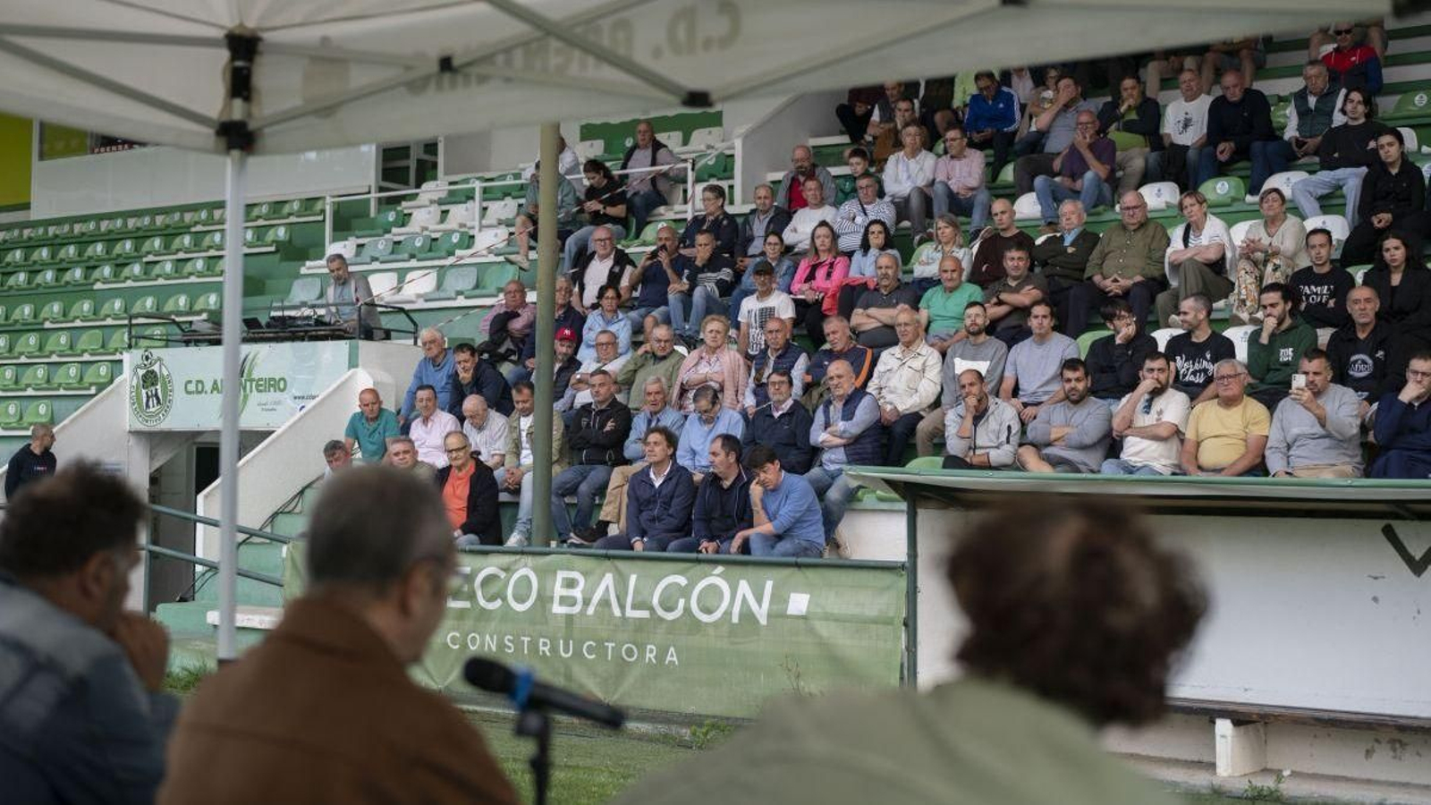 El estadio de Espiñedo acogió una reunión informativa sobre el estado del Arenteiro.