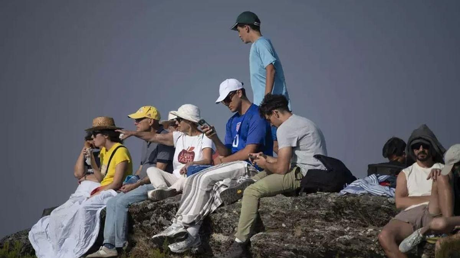 Turistas presenciando el eclipse en A Veiga, un lugar privilegiado.