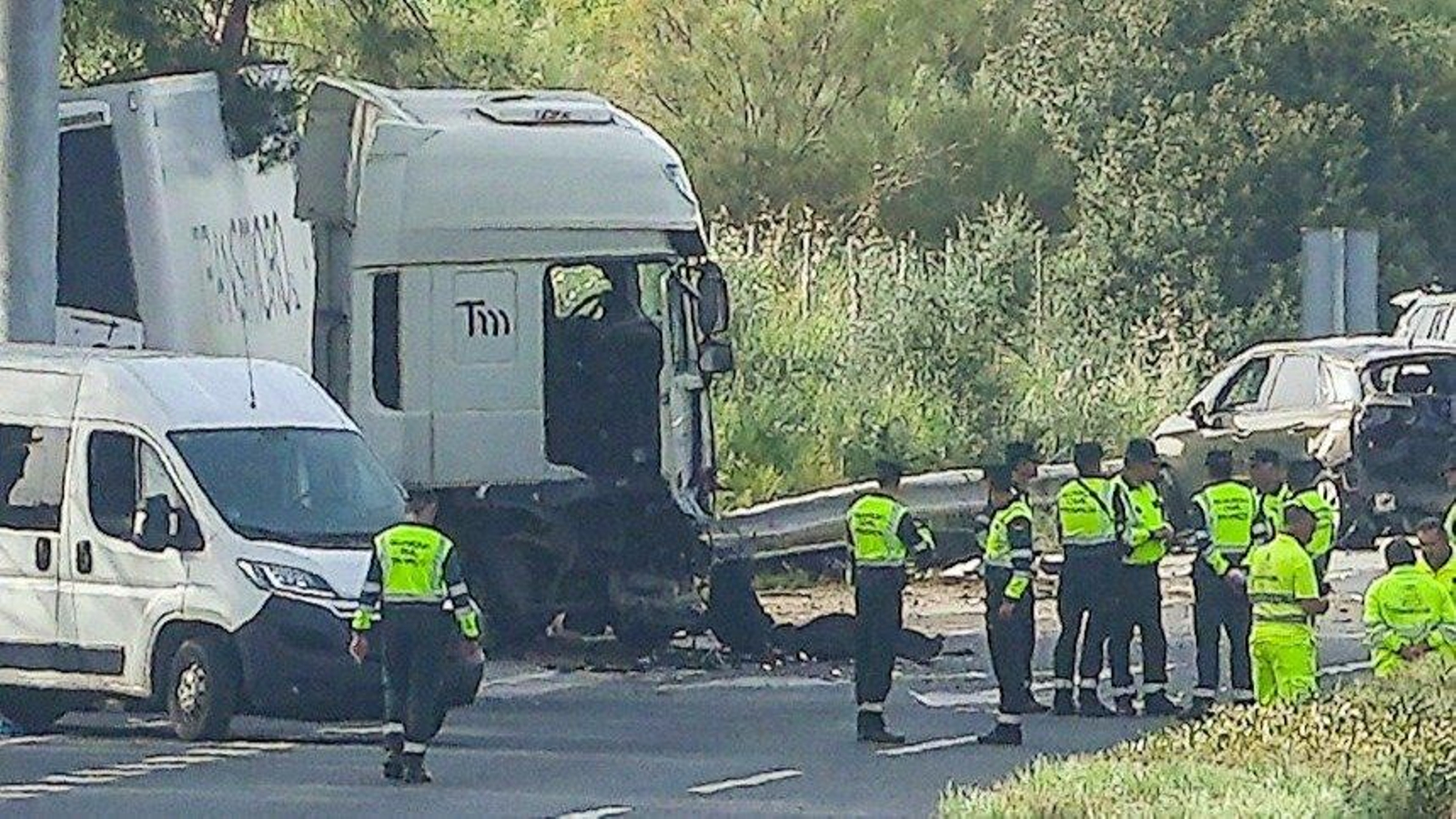 Detalle del estado de los vehículos en el cual han fallecido seis personas, dos de ellos guardias civiles, al arrollar un camión un control en la AP-4 en Los Palacios, a 19 de marzo de 2024 en Sevilla (Andalucía, España). Seis personas han resultado fallecidas, entre ellas dos agentes de la Guardia Civil, tras saltarse un camión un control en la autopista AP-4 a la altura de la localidad sevillana de Los Palacios. El conductor del camión, que ha sido detenido, ha resultado ileso. Se le han realizado pruebas de alcohol y drogas con resultado negativo.