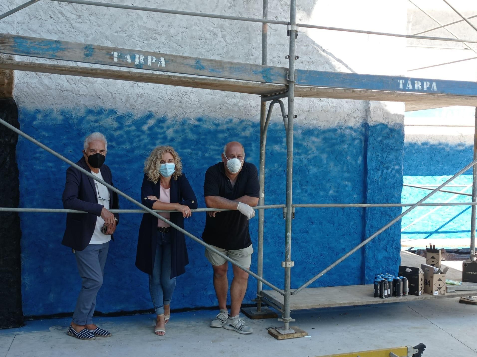 Padrevecchi, Pizcueta y Rodríguez posan junto a los materiales que se están empleando en el mural. (Isaac Cruz)