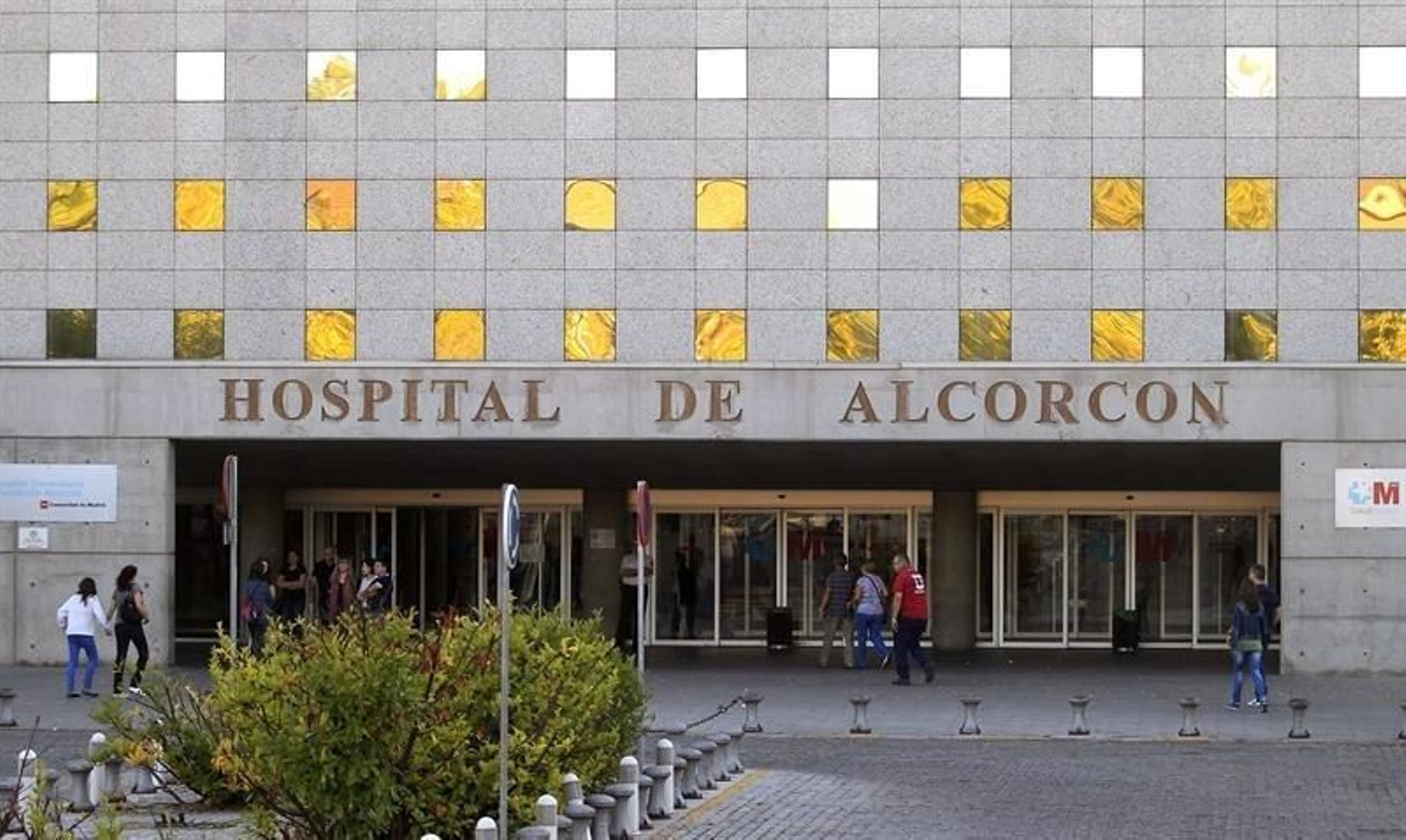 ista del hospital de Alcorcón, donde se encuentra ingresada la enfermera. (EFE)