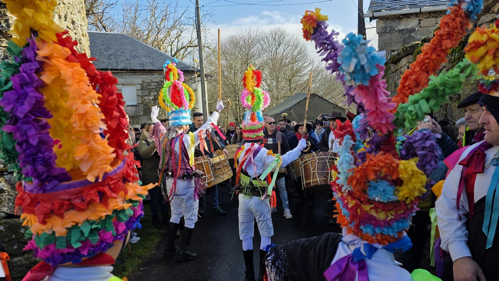 Galería | Los Palleirós llegan a Manzaneda con el inicio del Entroido