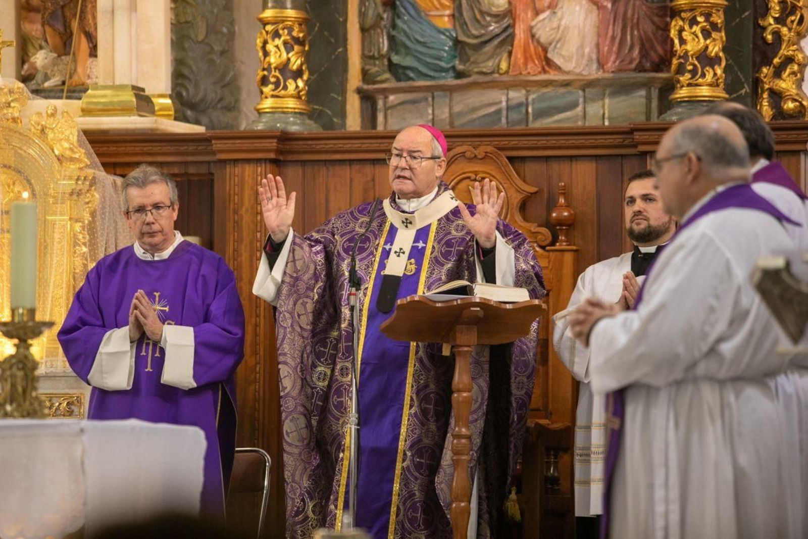 El arzobispo de Toledo, Francisco Cerro Chaves, en el funeral.