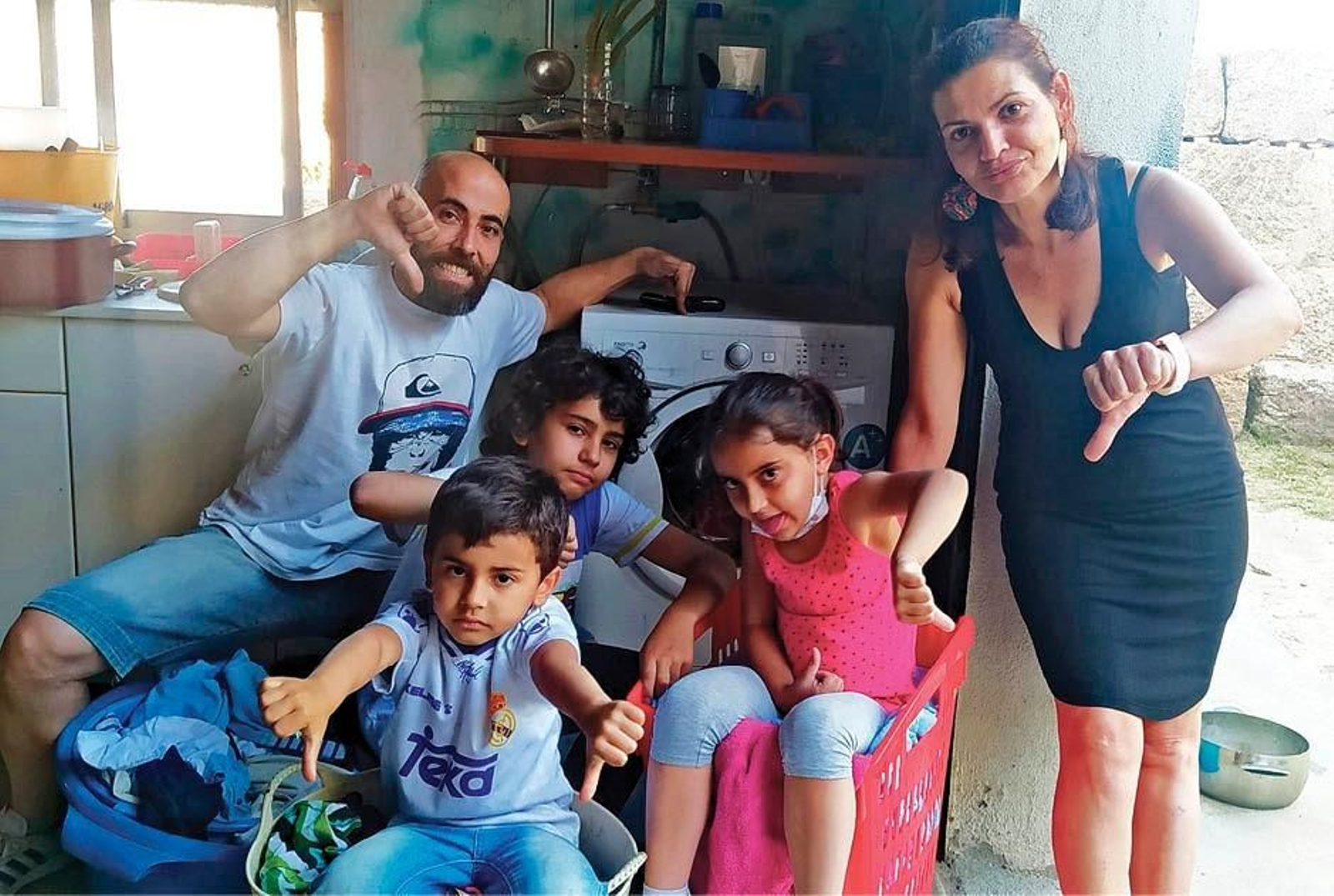 Rodrigo Cabada, con su mujer y sus retoños, “descontentos” haciendo la colada.