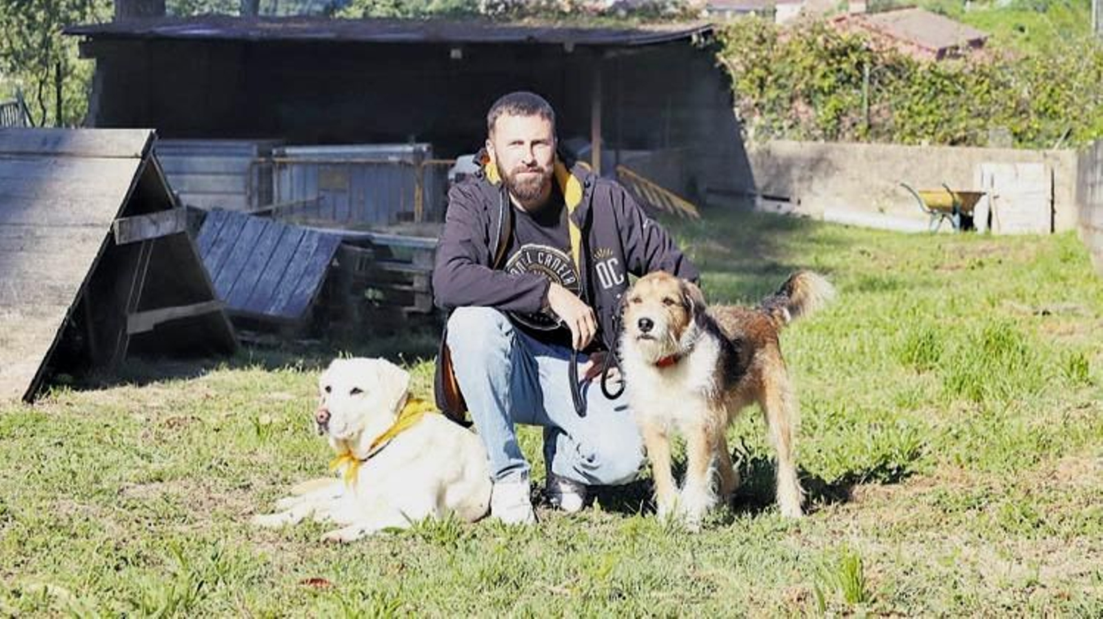 Daniel Canela en Baisenpulgas, protectora con la que colabora, junto a su labrador ‘Ray’ y ‘Covo’.