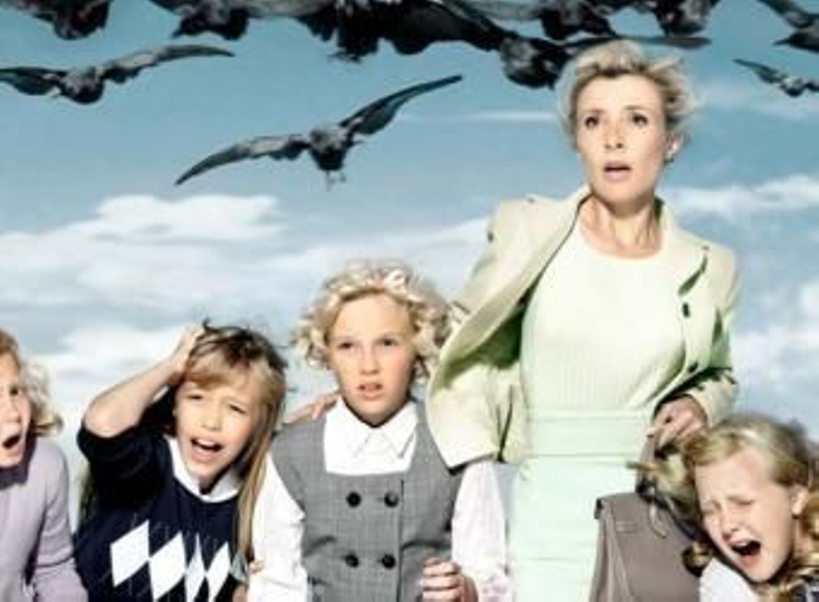 La actriz Cayetana Guillén caracterizada como Tippi Hedren en una de las escenas míticas de la cinta 'Los pájaros', de Hitchcok.