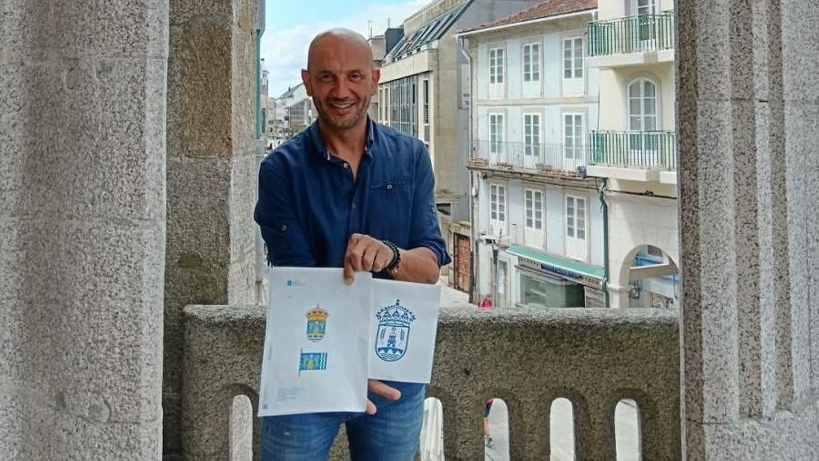 Alejandro Lorenzo con los esbozos de la bandera y el escudo ya oficiales.