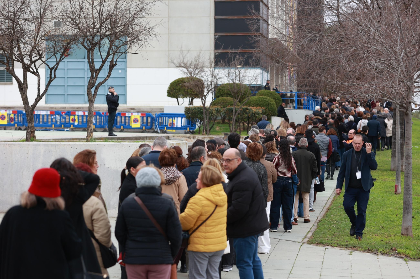 Entrada de familiares de las victimas y ciudadanos al interior del Palacio de Deportes Carolina Marín, donde transcurre la misa funeral en memoria de las 45 personas fallecidas en el accidente ferroviario de Adamuz (Córdoba)