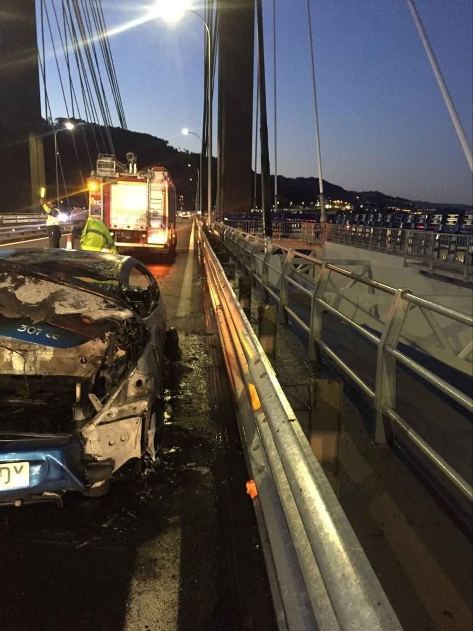 Arde un coche en el medio del puente de Rande // Alberte