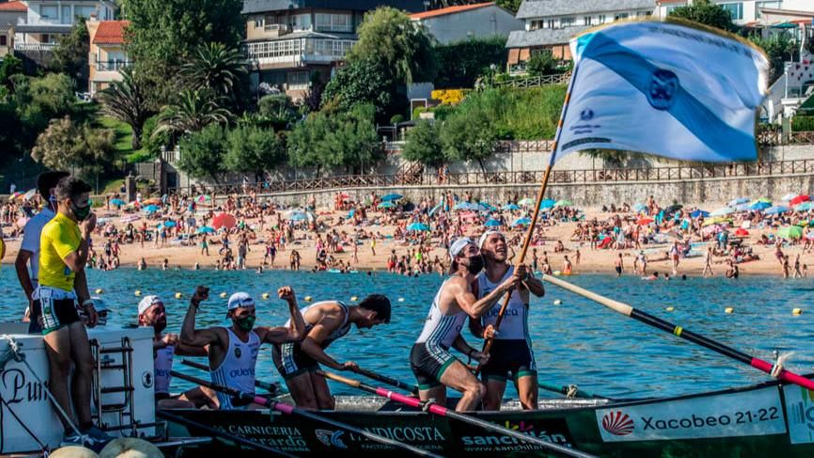 Os remeiros de Samertolameu celebran a vitoria en Mera. 

LGT