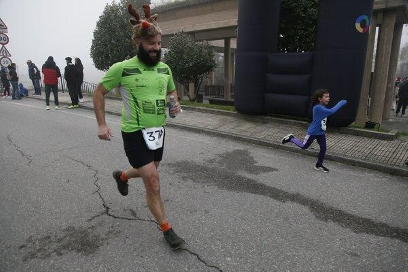 Los más pequeños inauguraron la jornada deportiva con la categoría de pitufos a partir de las 16.00 horas