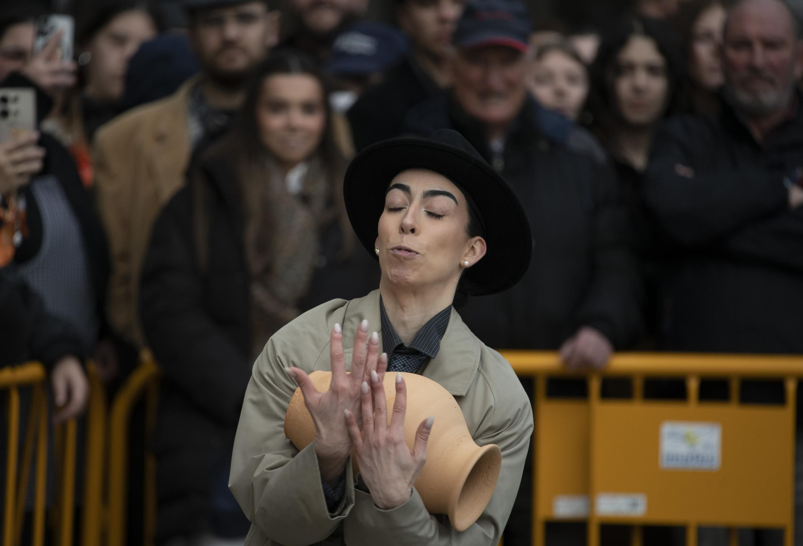 Galería |  Xinzo celebra su Domingo Oleiro con las olas volando en la Plaza Mayor