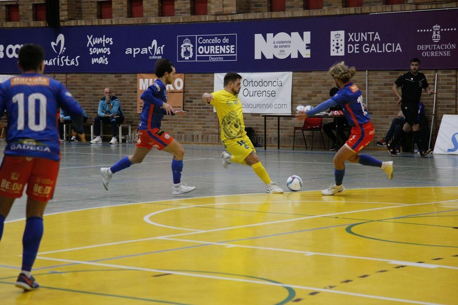 Jugada de uno de los derbis del pasado curso entre Sala Ourense y Carballiño FS.