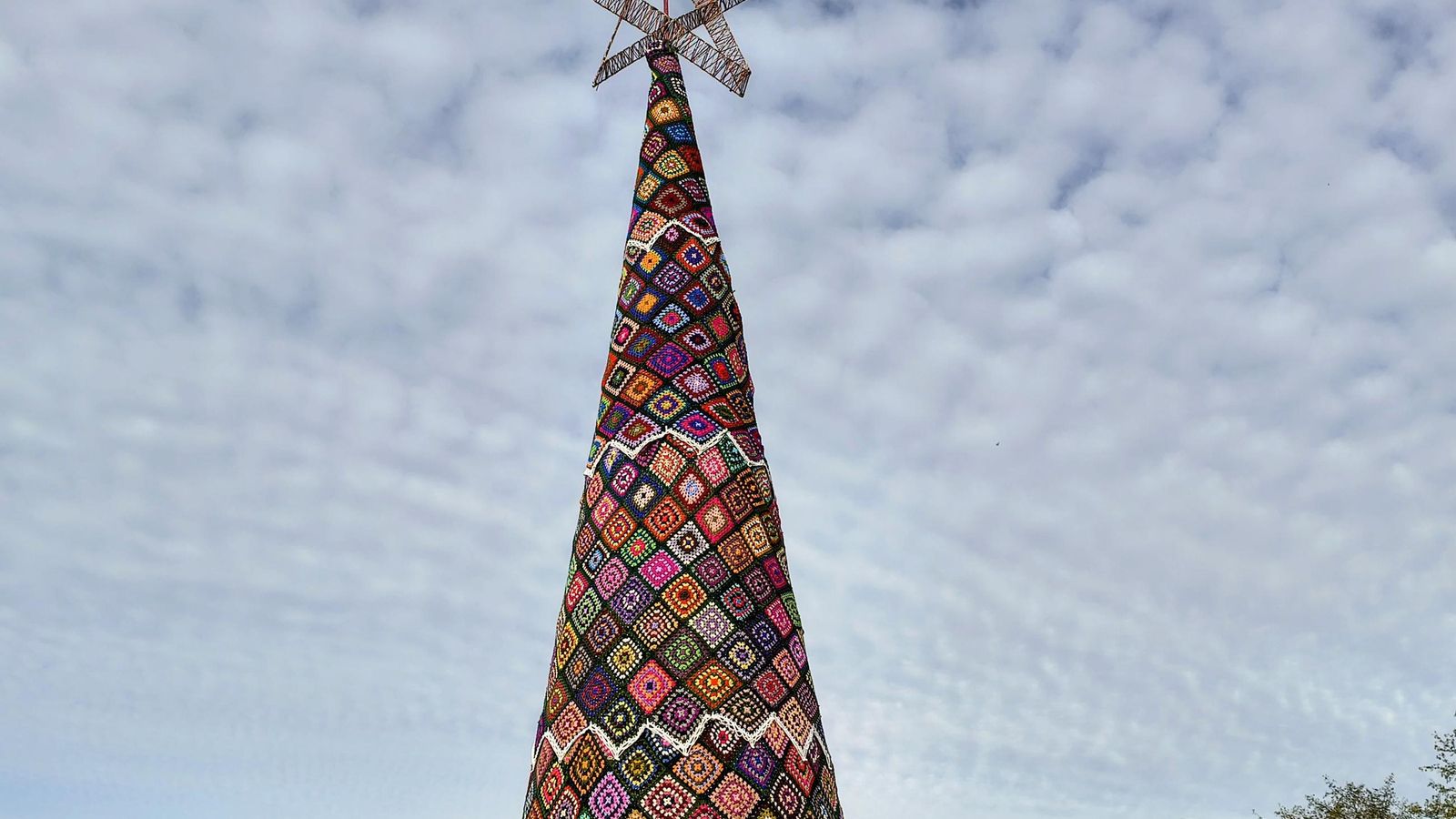 El árbol de ganchillo de 8 metros de altura sobre una estructura metálica.