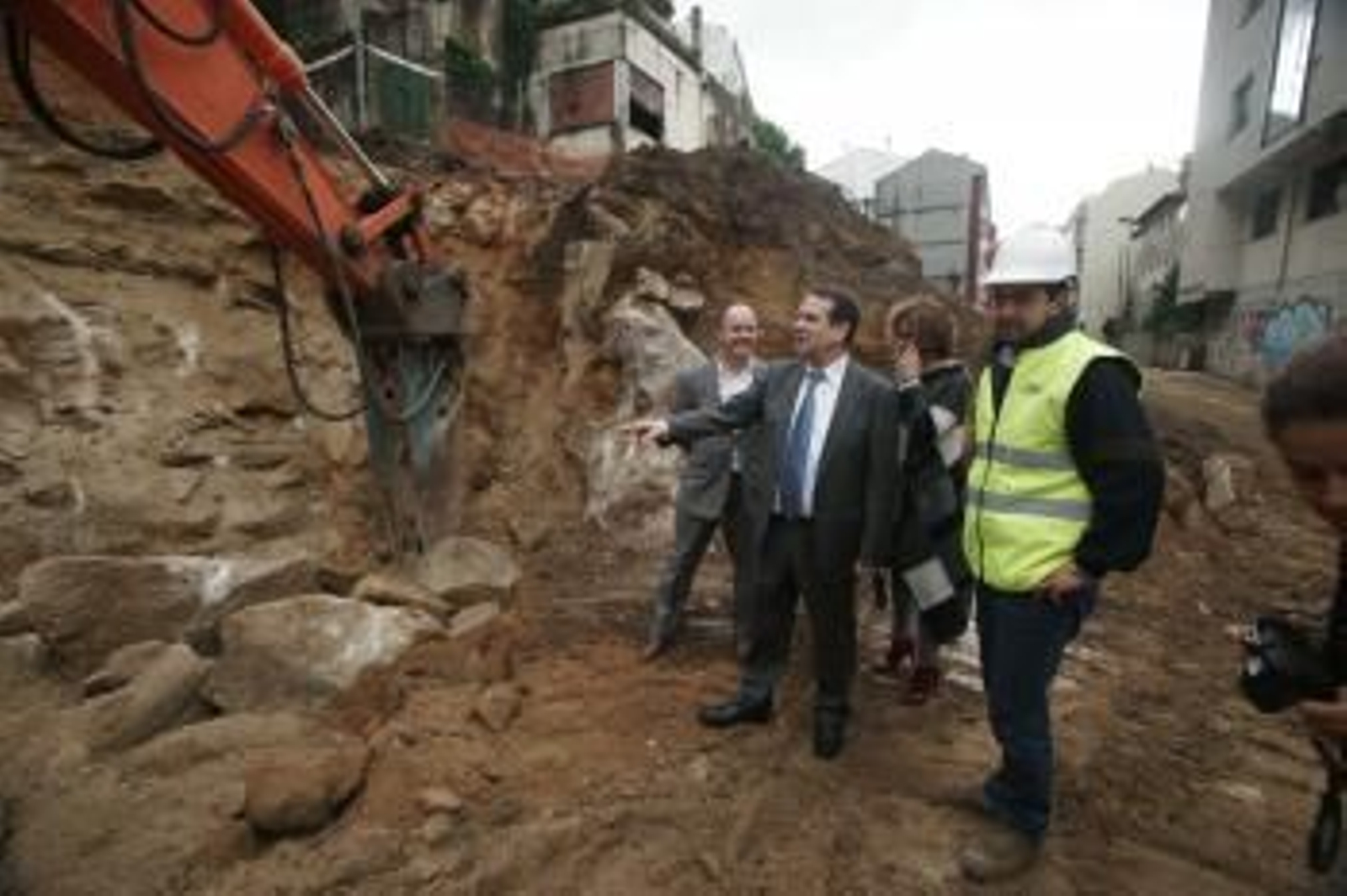 El alcalde visitó ayer de nuevo las obras que se llevan a cabo en la calle Menéndez Pelayo.