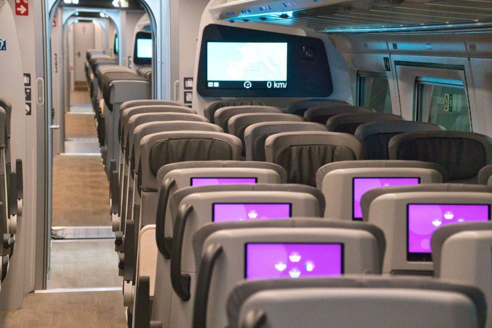 Interior de un tren modelo S-106 de alta velocidad, con su distribución de asientos 3+2.