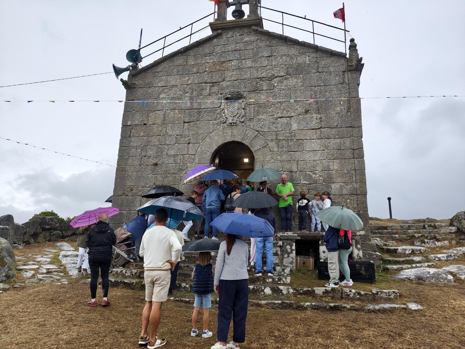 Galería | La fe movió a los devotos a una lluviosa romería de San Bartolomeu en Valadares