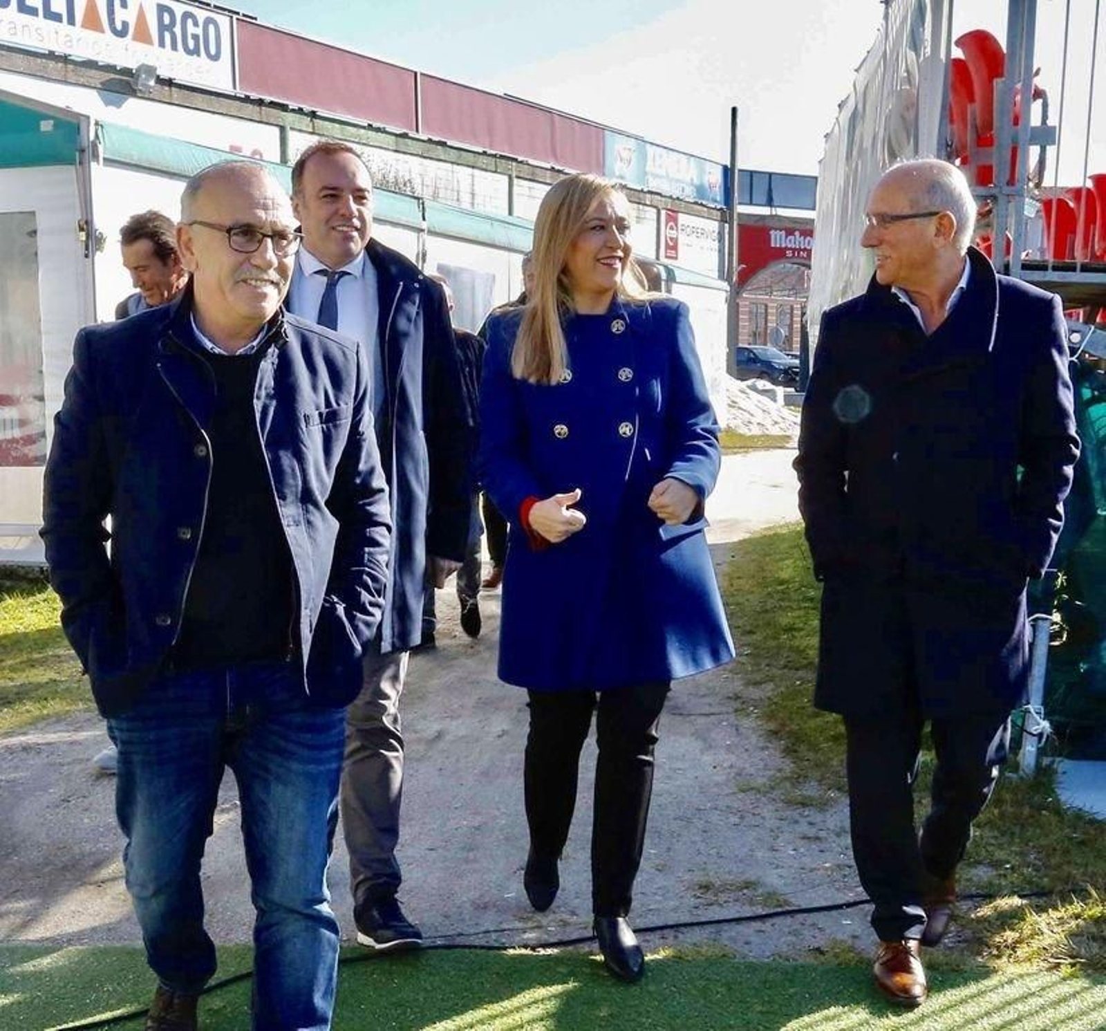 Elena Muñoz con la directiva del Coruxo CF.