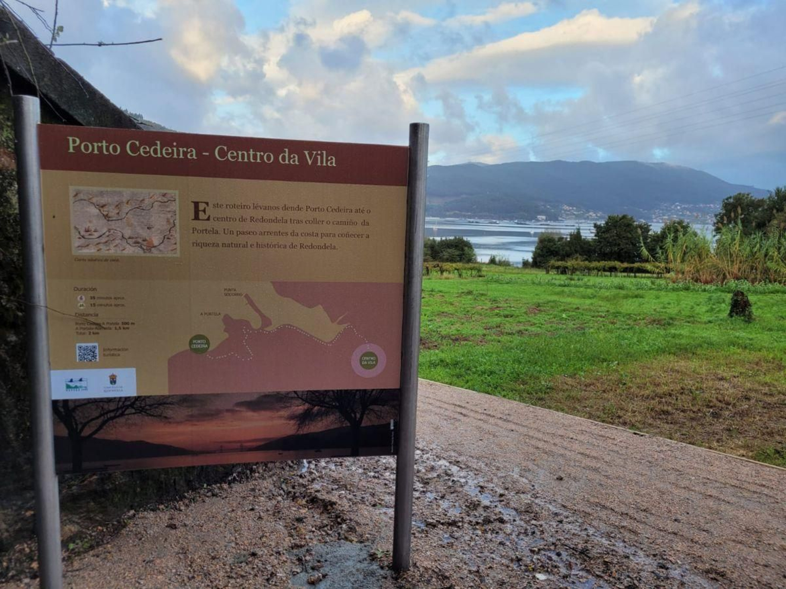 Cartel infográfico en uno de los tramos de la nueva senda saludable de Redondela.