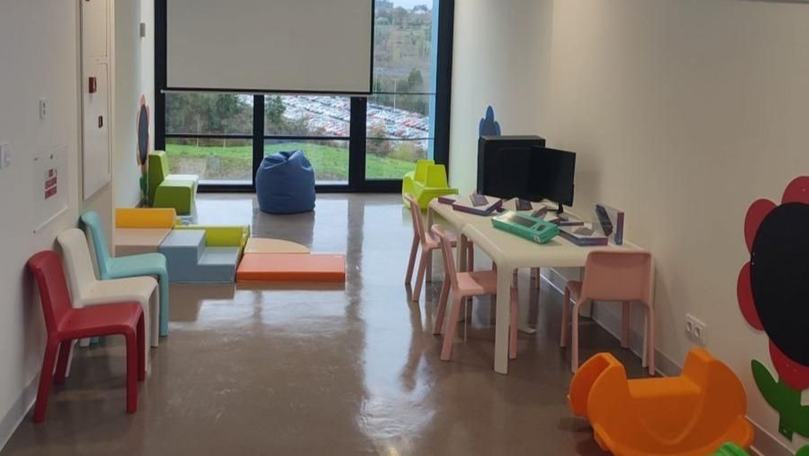 El Hospital Álvaro Cunqueiro abrió ayer una sala de juegos exclusiva para pacientes de oncología pediátrica. Se trata de una sala polivalente habilitada para ellos y sus familias, que se creó gracias a la Fundación García Chillón Orlando y a la Asociación Bicos de Papel. Además, otras empresas y organizaciones han dotado la sala con equipo informático, juguetes, consolas y juegos de mesa.

Bicos de Papel asegura que este espacio “es un sueño hecho realidad”. 

Se trata de unas instalaciones que cuentan con una superficie de 65,51 m2 dotados de un área de proyección de películas con pantalla tipo cine, un área de psicomotricidad equipada con juguetes tipo montessori, una zona de descanso para familiares con zona de café y microondas, mesas y sillas para que los pequeños disfruten del espacio, pufs, butacas, correpasillos y balancines, todo ello gracias a la aportación de la Fundación García Chillón Orlando. 

Además, cuenta con un ordenador y 8 tablets Lenovo donadas por la Asociación Daniel Prado Lamas (Ourense), así como una consola Nintendo Switch con juegos y varios juegos de mesa y juguetes donados por el Club de Fans de Alejandro Sanz Meigas de Sanz y varios sets y clicks de playmobil donados por la Asociación de Española de Coleccionistas de Playmobil.

La directora de la asociación Bicos de Papel, Natalia Dieste, explicó que “la apertura de esta sala otorga a los pequeños con cáncer y a sus familias un espacio en el que pueden realizar actividades lúdicas y estar tranquilos en cuanto a su necesidad de mantenerse aislados del resto de pacientes”.

A la inauguración, que tuvo lugar ayer por la mañana en el hospital vigués, acudieron Crystal Orlando, secretaria de la Fundación García Chillón Orlando; Mila Martínez, presidenta de Bicos de Papel; Natalia Dieste, directora de Bicos de Papel; Javier Puente, gerente del área sanitaria de Vigo; Ana Concheiro, jefa de Pediatría, Mar Portugués, jefa de Hospitalización, y Teresa García, supervisora de Enfermería Pediátrica.