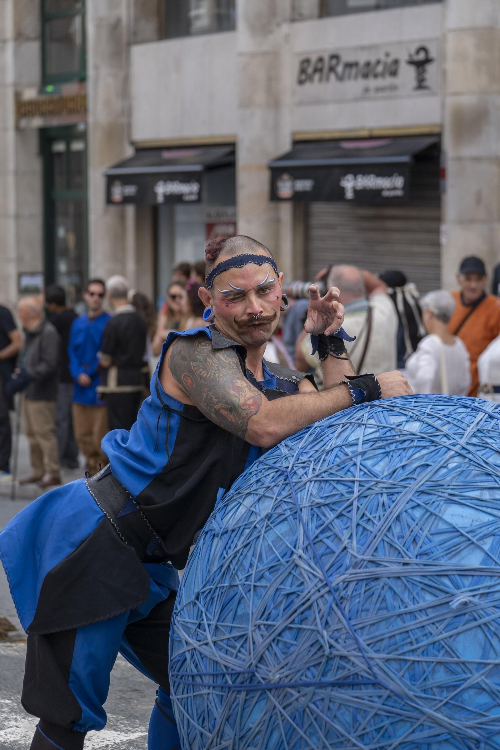 Galería | Reyes, clero, doncellas y caballeros desfilan por las calles de Ribadavia en la Festa da Istoria