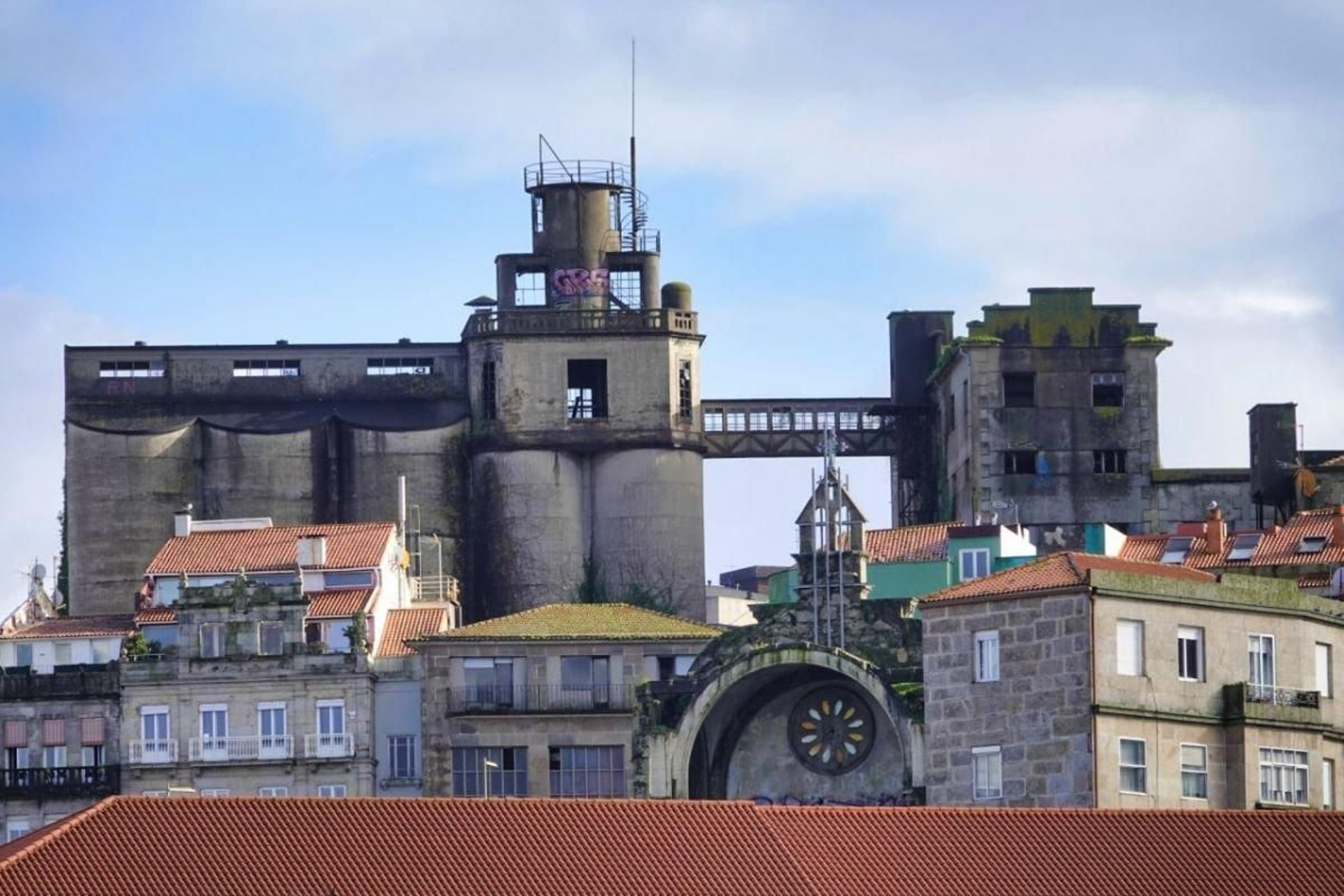 La antigua Panificadora, sobresaliendo en el perfil de Vigo, con los silos como “escultura urbana” a conservar.