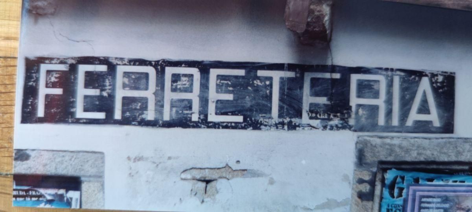 Ferretería situada en los soportales de la Plaza del Hierro esquina San Miguel. El cartel está pintado sobre la fachada, algo muy frecuente. Cerró en los ochenta.