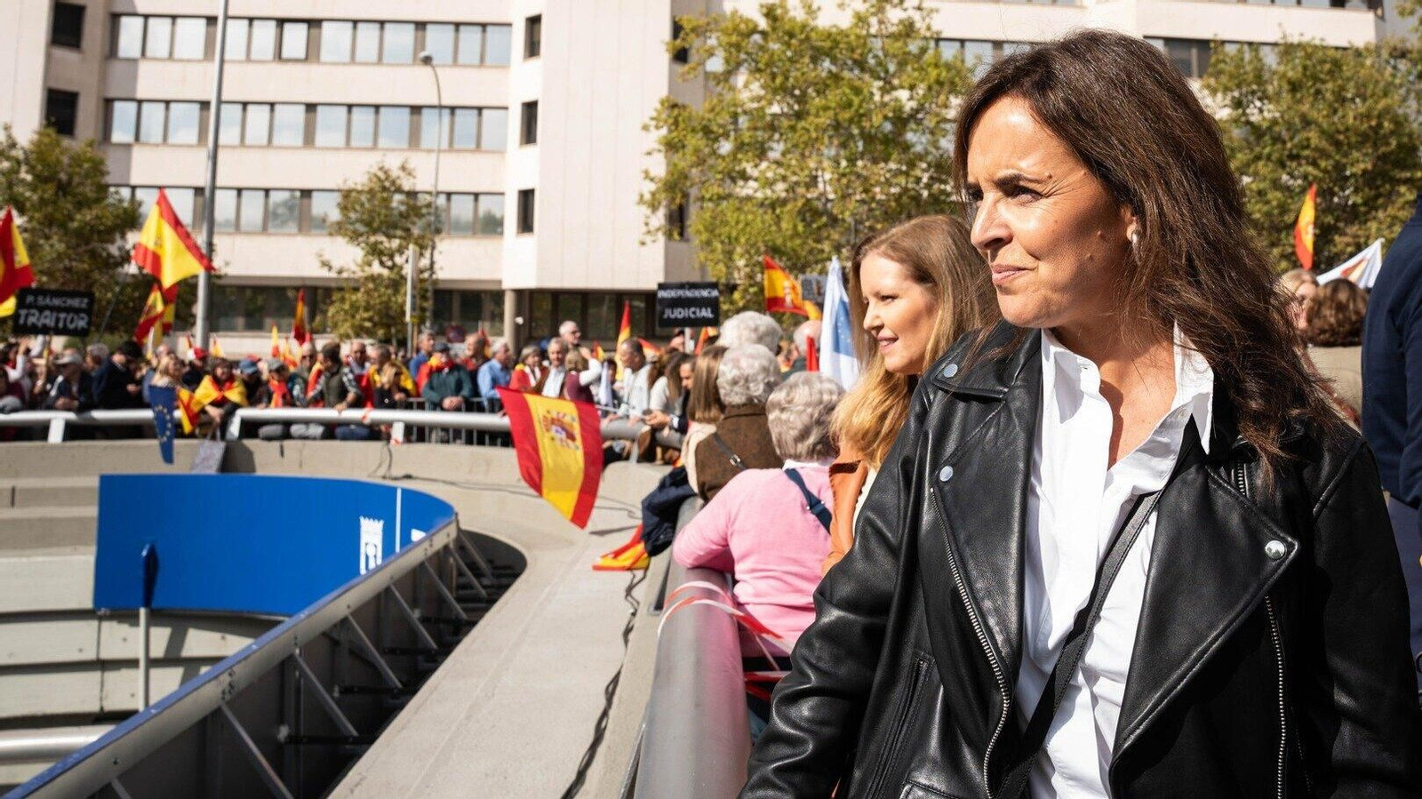 La vicesecretaria de Organización del PP, Carmen Fúnez (d), durante una concentración para pedir elecciones generales, en la Plaza de Castilla. (Foto: EP)