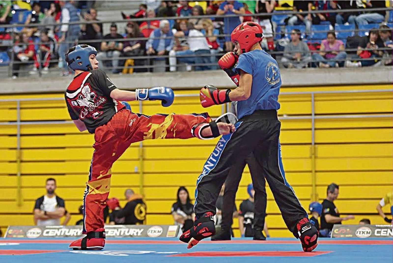 Cael Andrew lanza una patada a un rival en uno de sus últimos combates, que terminó venciendo.