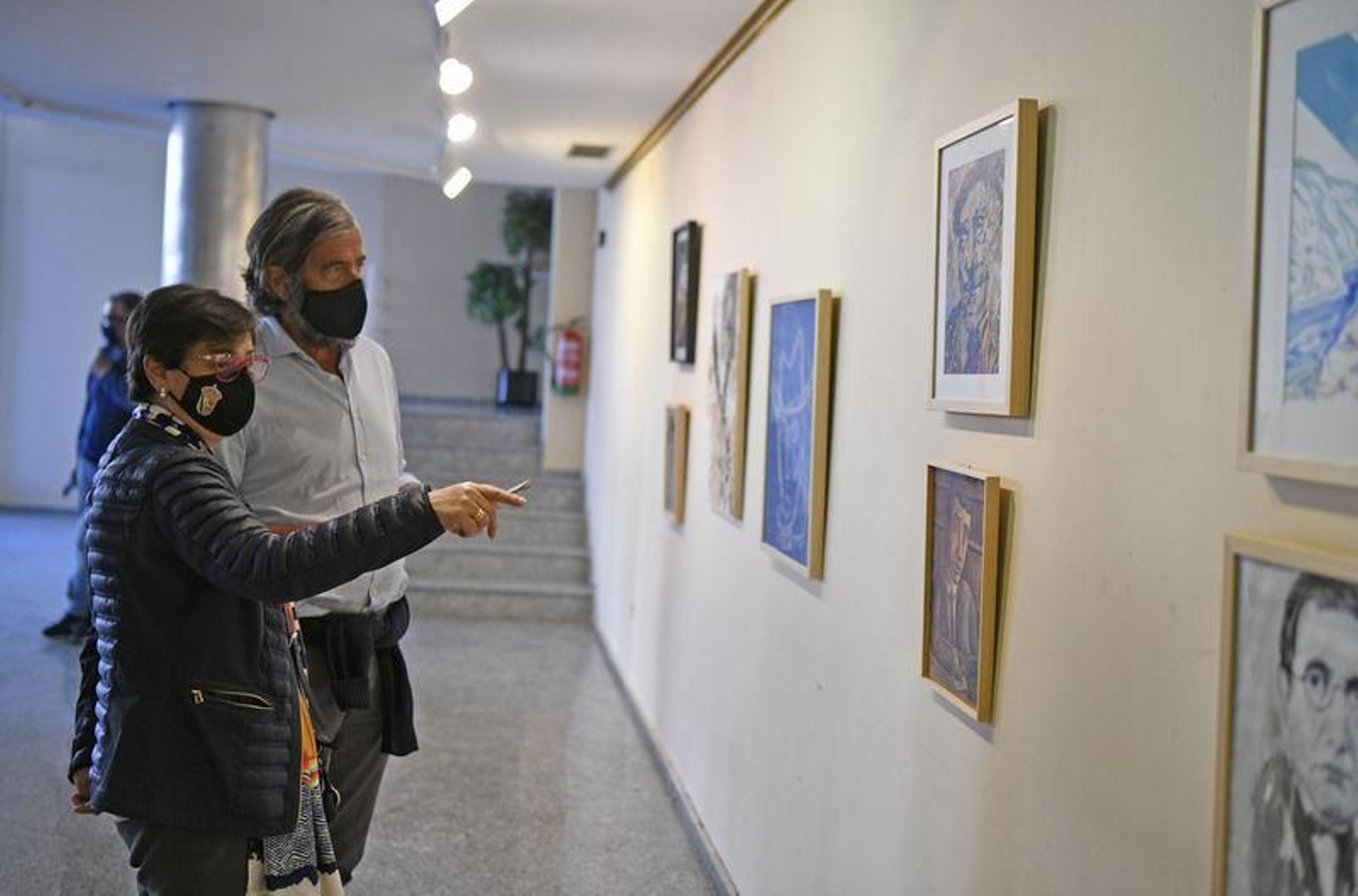 A Casa da Cultura de Xinzo acolle a exposición "Os rostros de Nós" // Foto: Xesús Fariñas