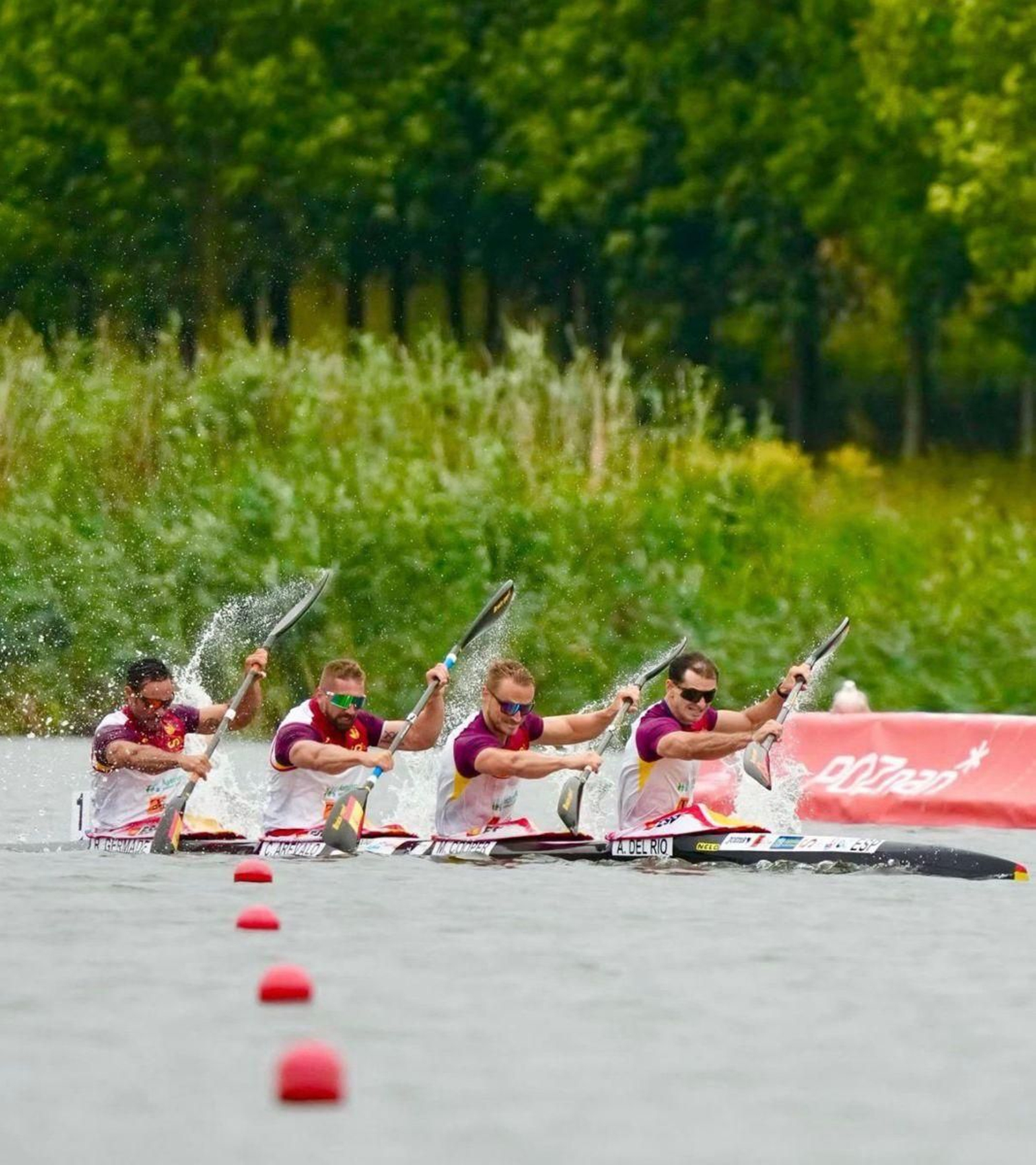El cangués Rodrigo Germade (izq.), ayer en la final del Mundial en Poznan, junto al resto del equipo español.