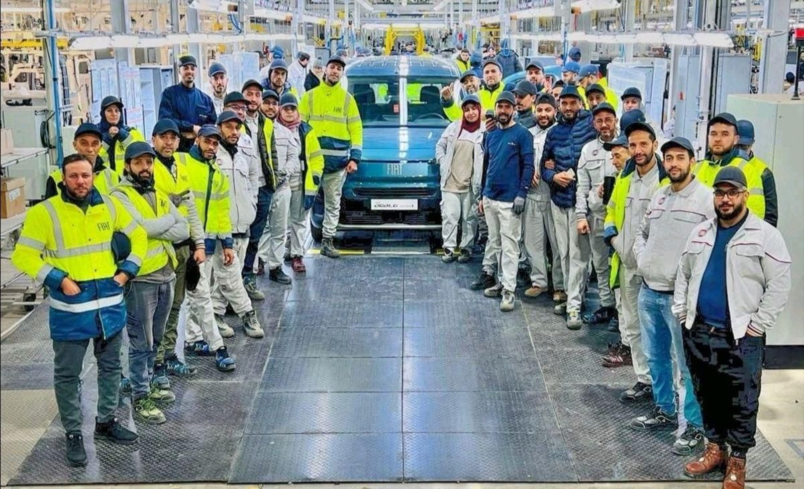 Un grupo de trabajadores de la factoría argelina con la nueva Fiat Doblò Panorama.