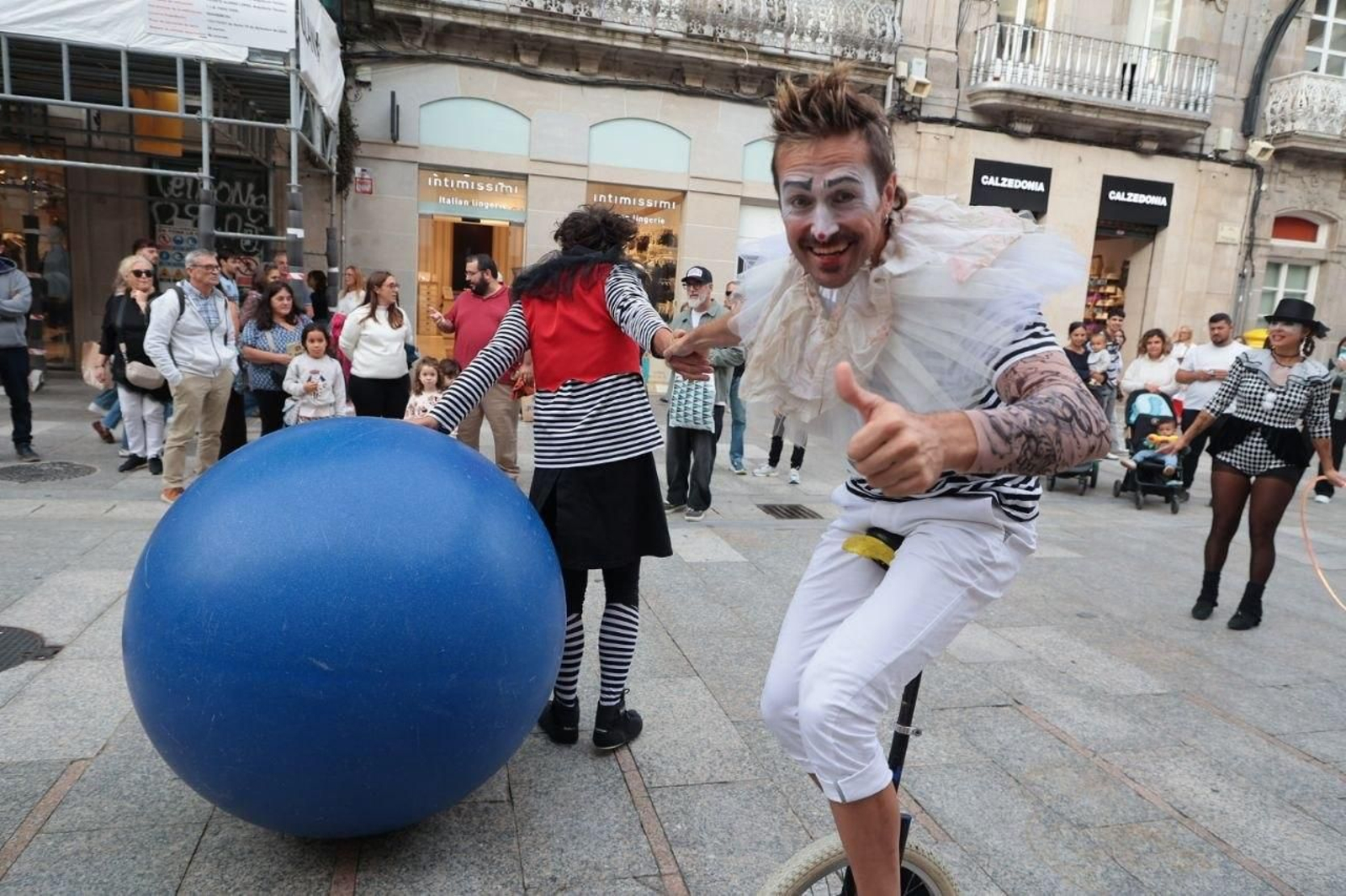 Galería | Acrobacias y humor para estrenar Vigocultura en Vigo