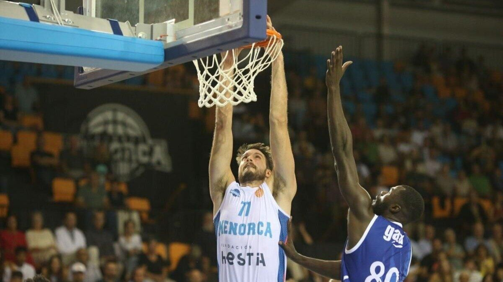 Víctor Arteaga machaca el aro del Zamora (Foto: Antxon Castresana).