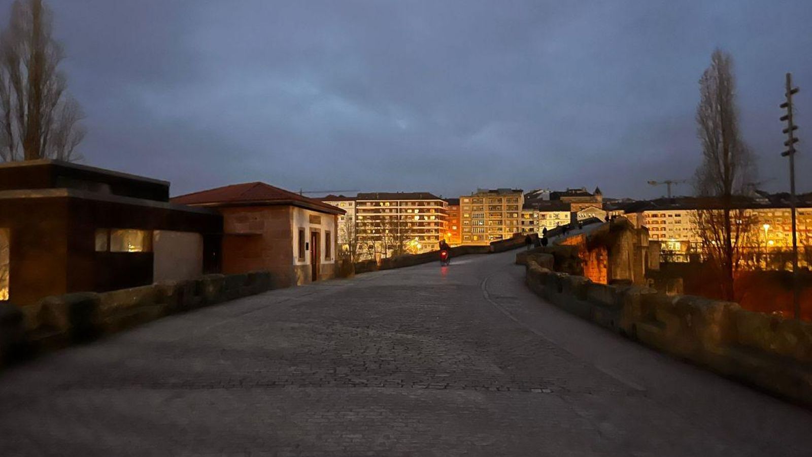 El Puente Romano, totalmente oscuro una jornada de sábado por la tarde.