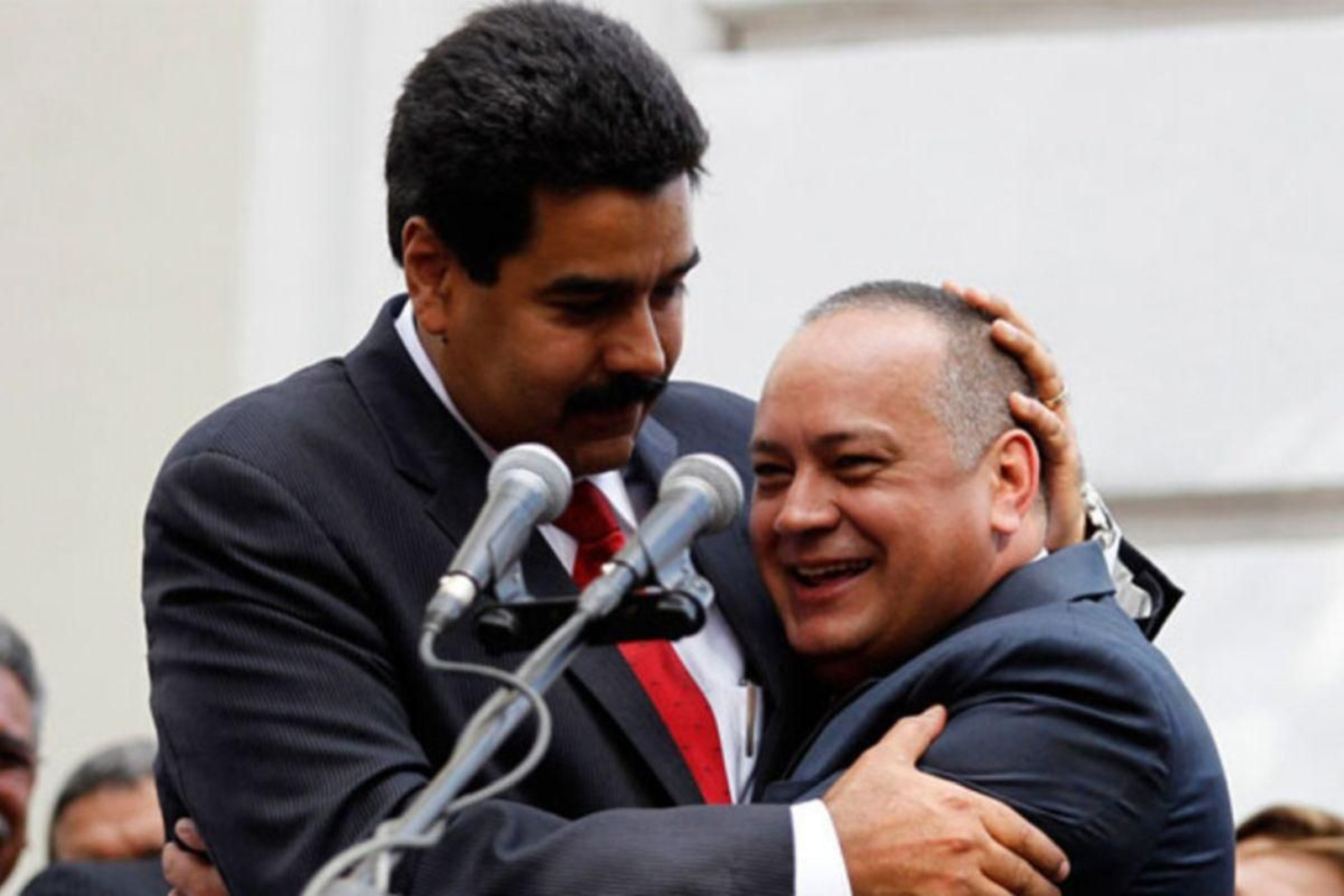 Nicolás Maduro abraza a su vicepresidente, Diosdado Cabello, en un acto público.