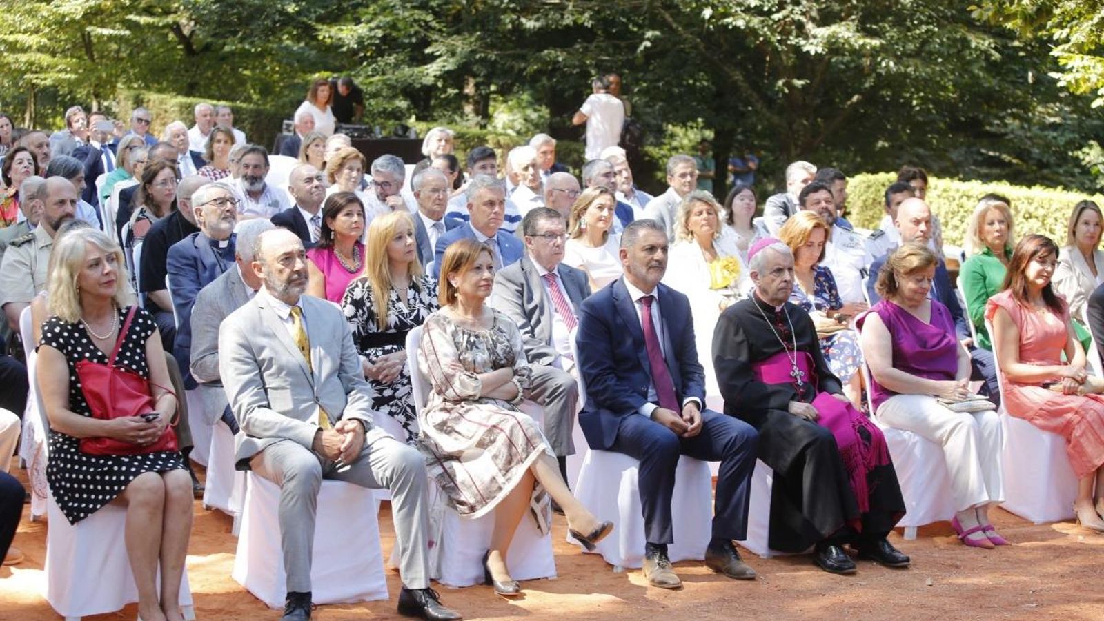 Autoridades e invitados, en la pista de tenis del Quiñones de León.