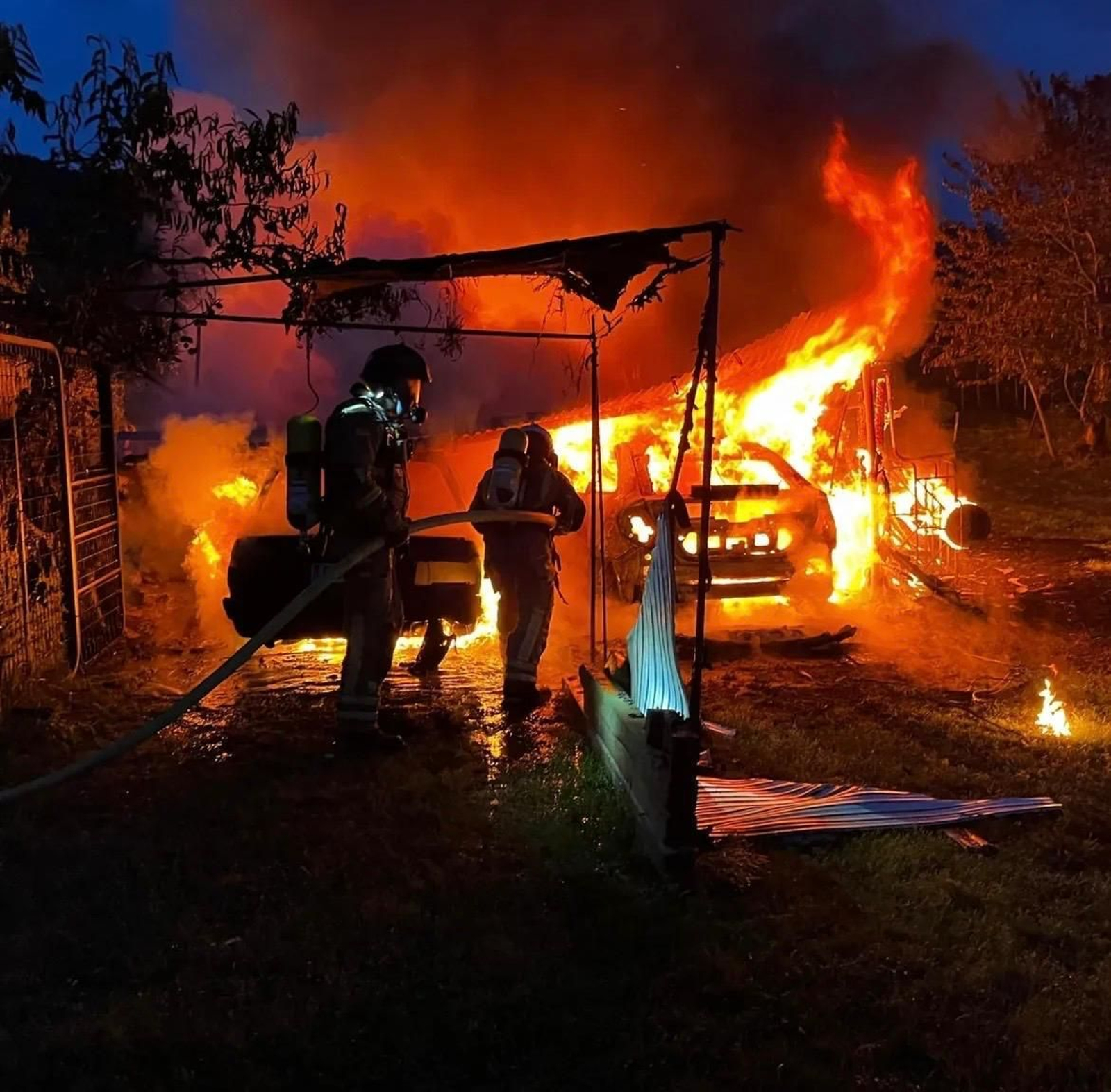 Galería | Calcinados tres coches por un incendio en A Rabaza durante la madrugada
