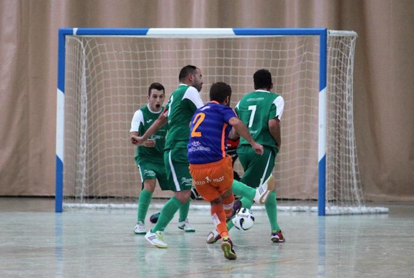 Rivero, del Sala Ourense, remata a la portería del GRI Carballiño ante tres rivales.