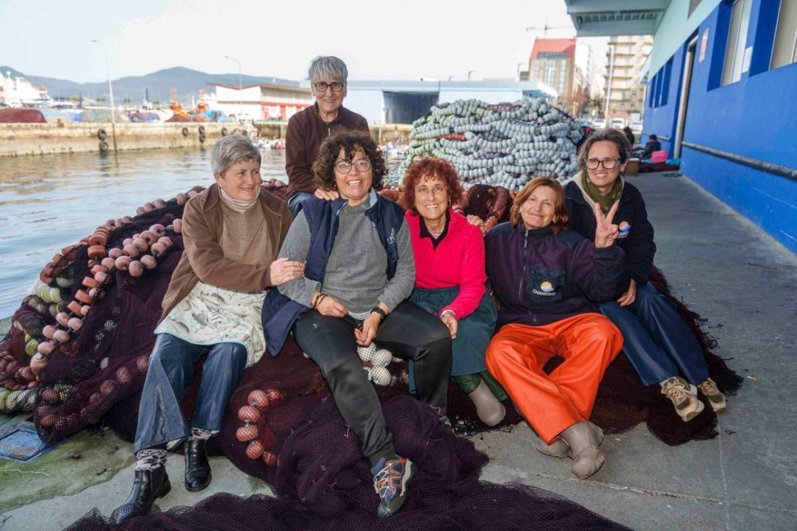 El grupo de mujeres que cose aparejos de cerco en el puerto pesquero vigués se mudará a un edificio renovado.