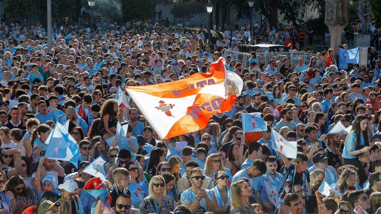 Galería | Fiesta celeste en Vigo por la vuelta del Celta a Europa