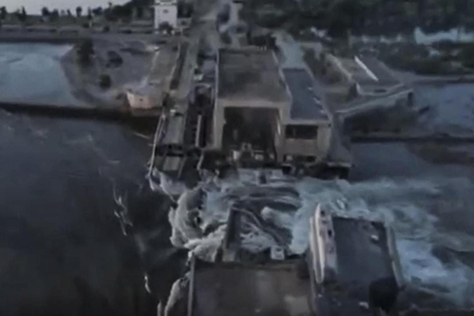 Captura de un video difundido por el presidente ucranio, Volodímir Zelenski, de la presa de la central hidroeléctrica de Kajovka. // EFE