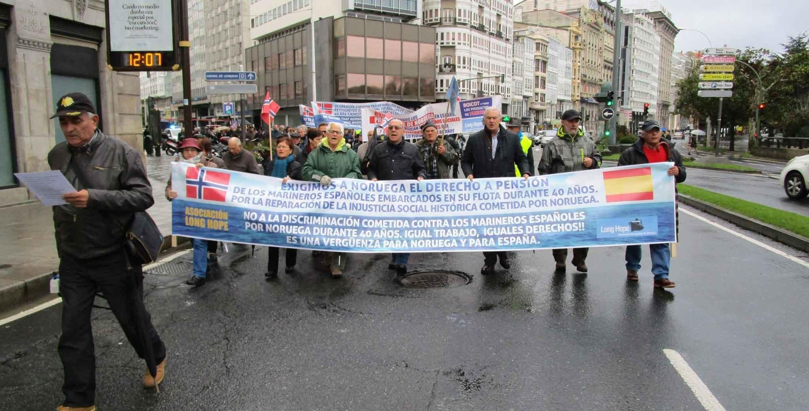 Ex-marinos de Long Hope manifestándose por las calles de A Coruña