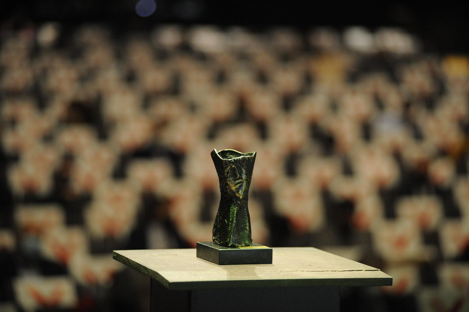 El trofeo, diseñado por el escultor Acisclo Manzano.