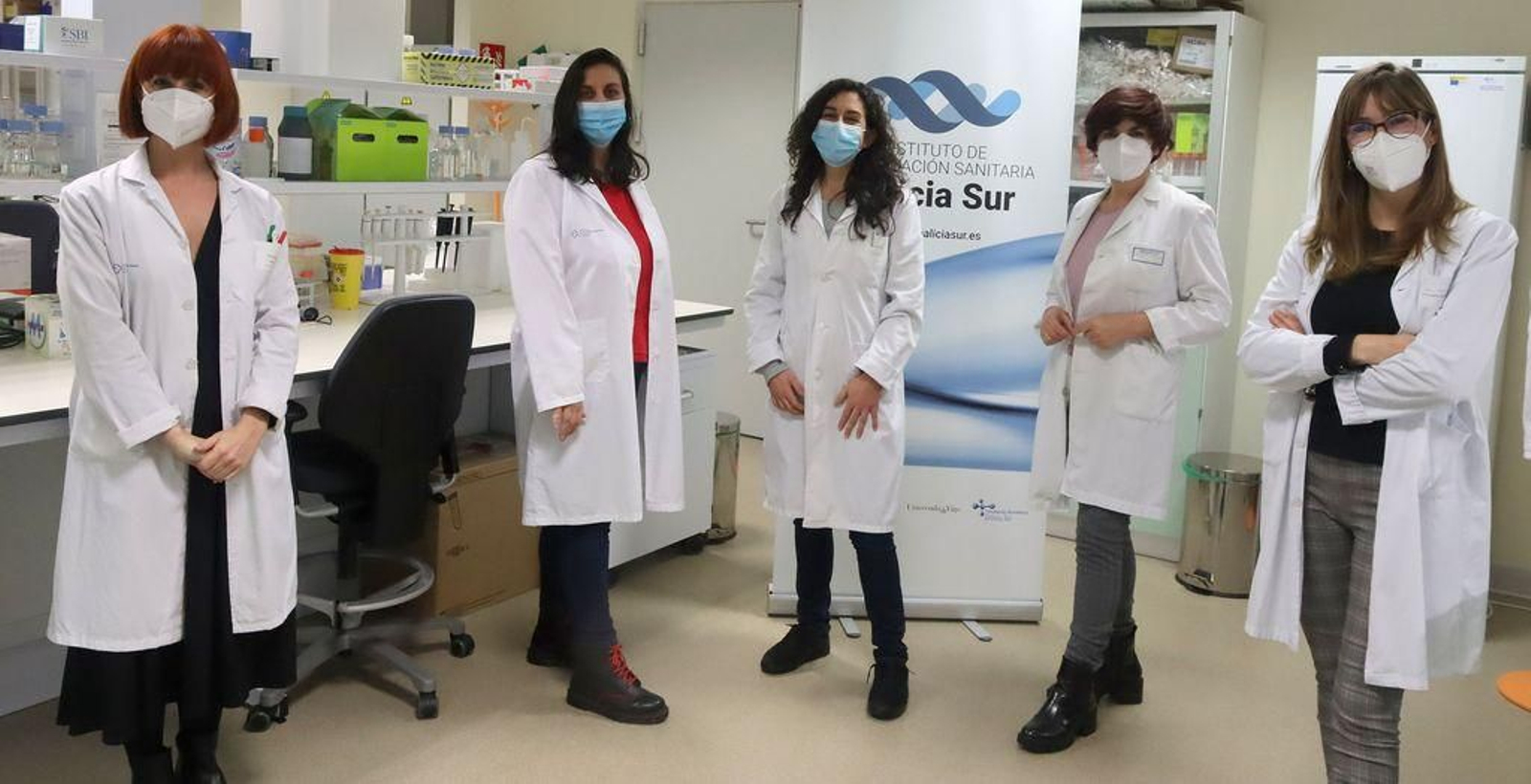 Eva Poveda (virología y patogénesis),  Saida Ortolano (enfermedadas raras), Tania Rivera (neurociencia traslacional), Susana Teijeira (biobanco) y Mónica Martínez (oncología molecular) en la sede en Vigo del Instituto de Investigación Sanitaria Galicia Sur.