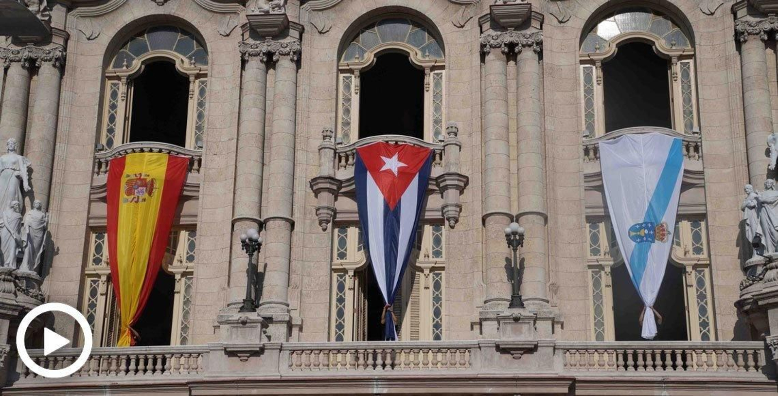En la imagen, las banderas española, cubana y gallega, ondeando en la fachada del antiguo Centro Gallego de la Habana, donde por primera vez se escuchó el himno gallego.