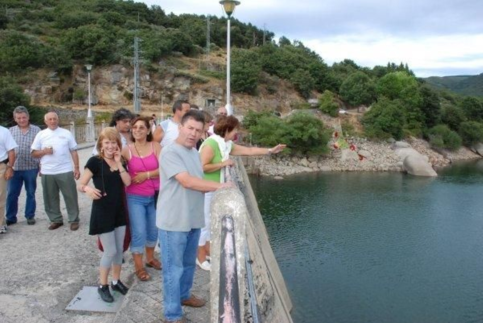 Vecinos y descendientes de Alberguería, recordando la memoria del pueblo ahogado por el embalse de Prada.