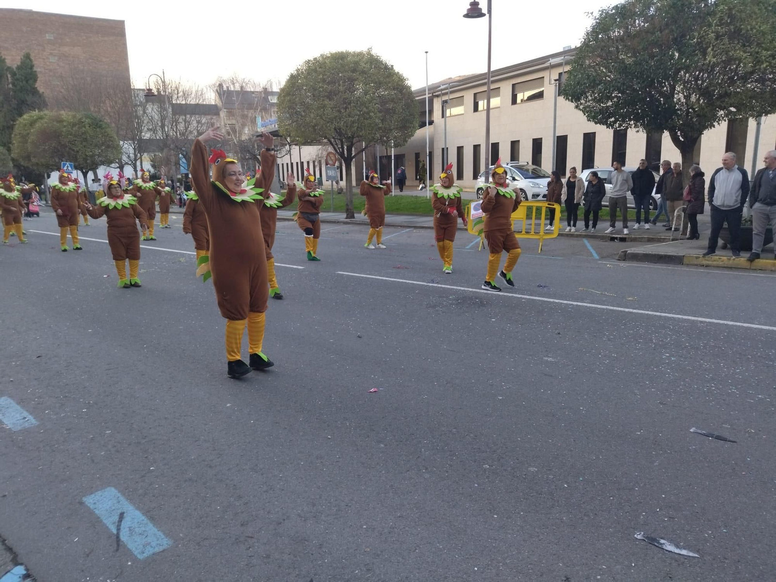 Galería | Música, paparota y mucho colorido en la comarca de Valdeorras durante su Martes de Entroido