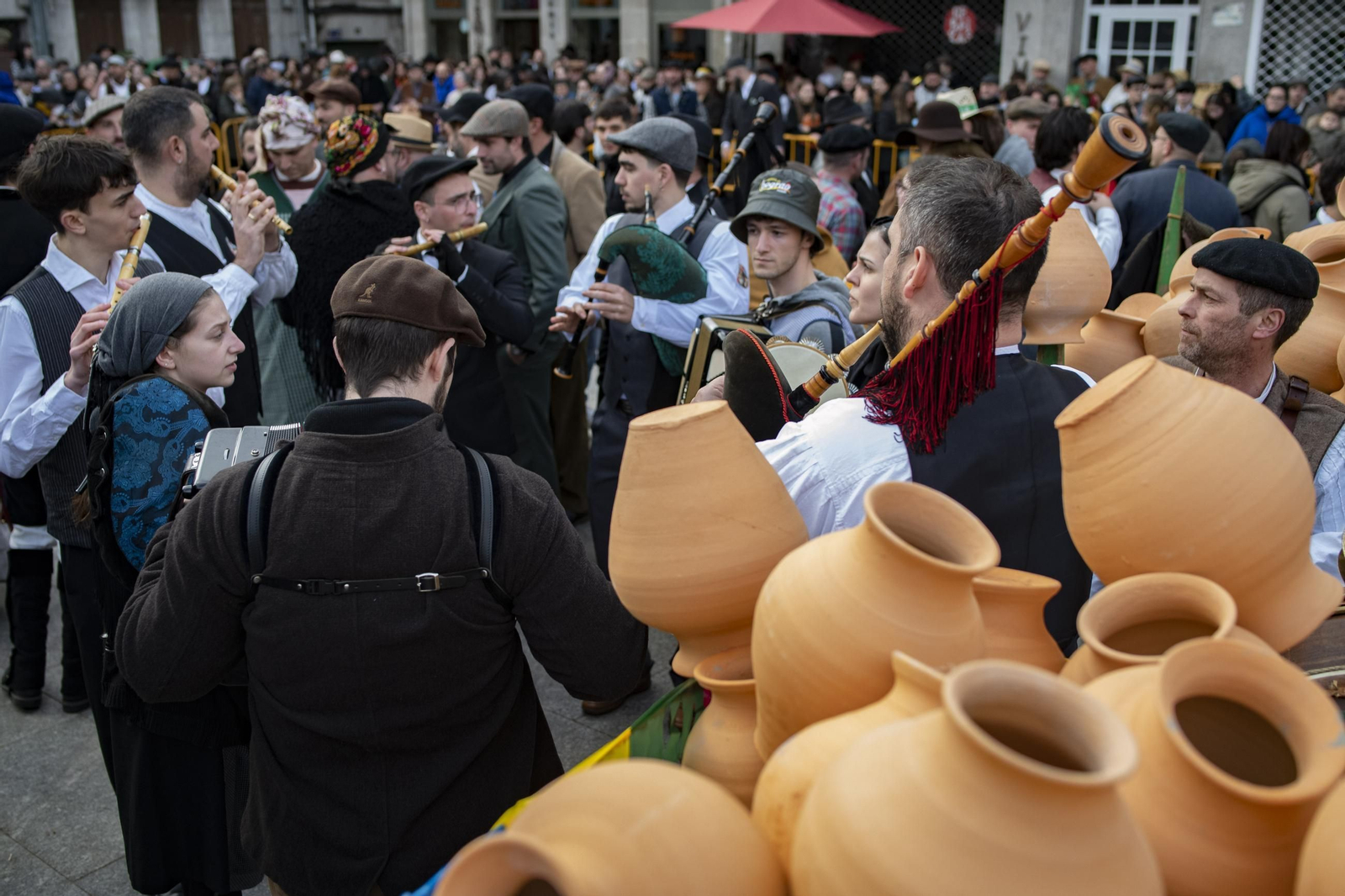 Galería |  Xinzo celebra su Domingo Oleiro con las olas volando en la Plaza Mayor