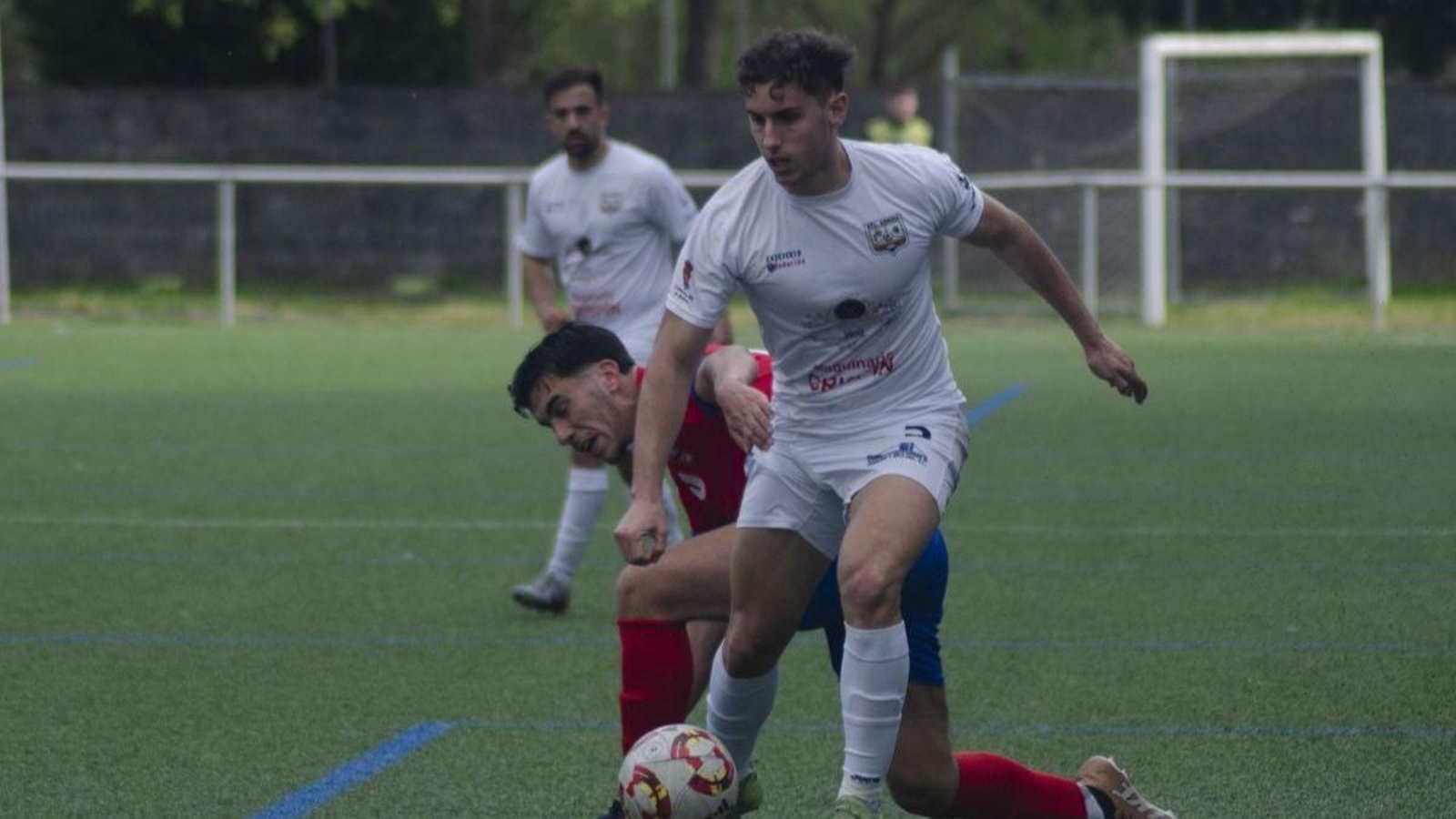 Kevin Ferreira, defensa del Arnoia, protege el balón frente al redondelano Graña.